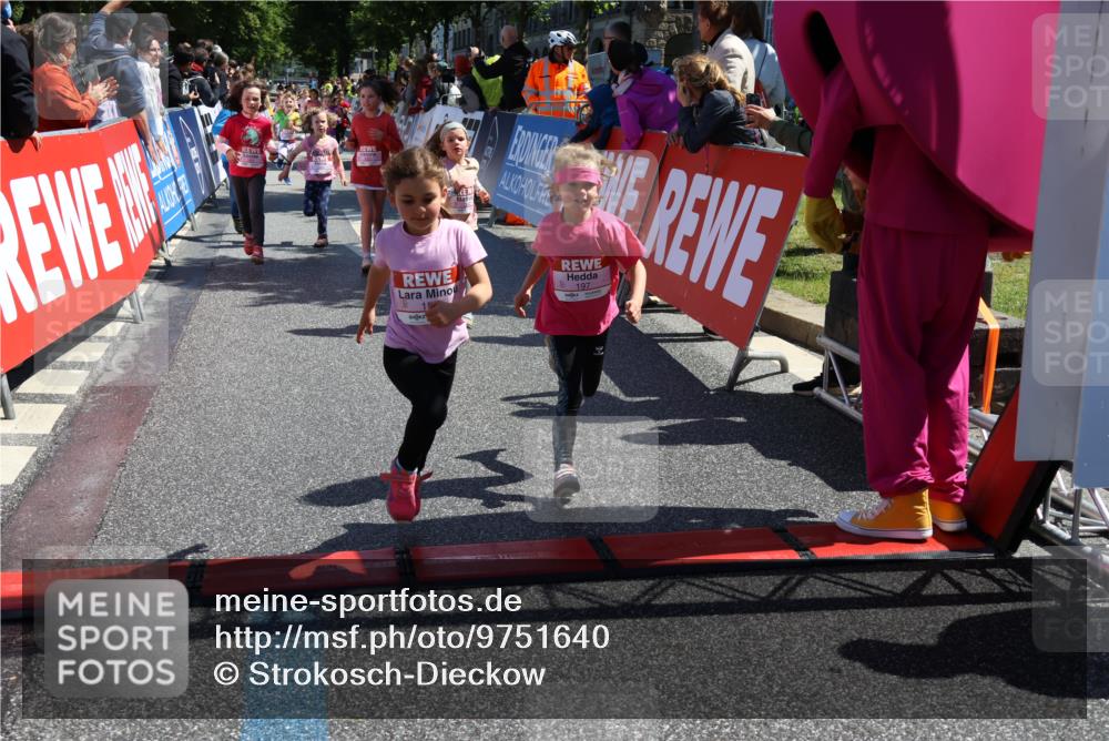 14.06.2026 - REWE Women's Run Strokosch-Dieckow http://msf.ph/oto/9751640 14.06.2026 11:38:45 Ziel 161, 186, 195, 197, 210, 274, 297, 317, 332, 347, 349, 353, 371 meine-sportfotos.de