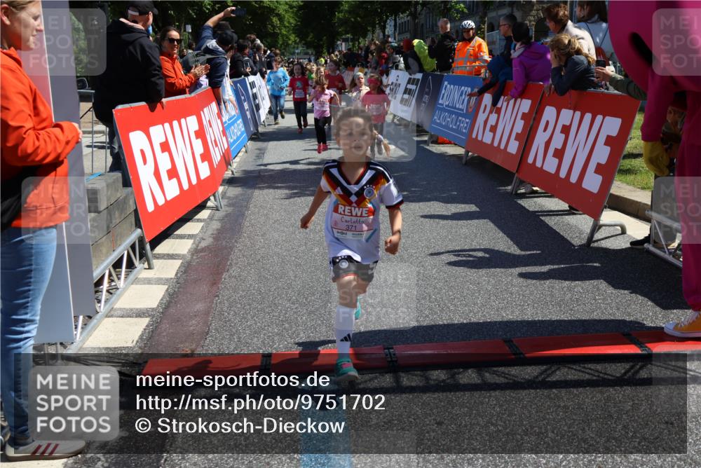 14.06.2026 - REWE Women's Run Strokosch-Dieckow http://msf.ph/oto/9751702 14.06.2026 11:38:43 Ziel 150, 161, 186, 195, 197, 210, 212, 216, 240, 274, 279, 297, 317, 332, 347, 353, 371 meine-sportfotos.de