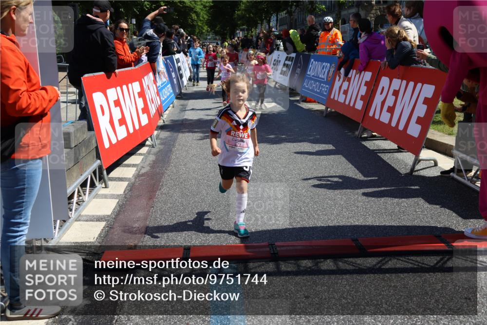 14.06.2026 - REWE Women's Run Strokosch-Dieckow http://msf.ph/oto/9751744 14.06.2026 11:38:42 Ziel 139, 150, 186, 195, 197, 210, 212, 216, 240, 274, 279, 297, 317, 327, 347, 353, 371 meine-sportfotos.de