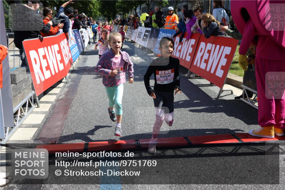 14.06.2026 - REWE Women's Run Strokosch-Dieckow http://msf.ph/oto/9751769 14.06.2026 11:38:41 Ziel 139, 150, 186, 195, 197, 210, 212, 216, 240, 274, 279, 297, 300, 317, 327, 353, 371 meine-sportfotos.de