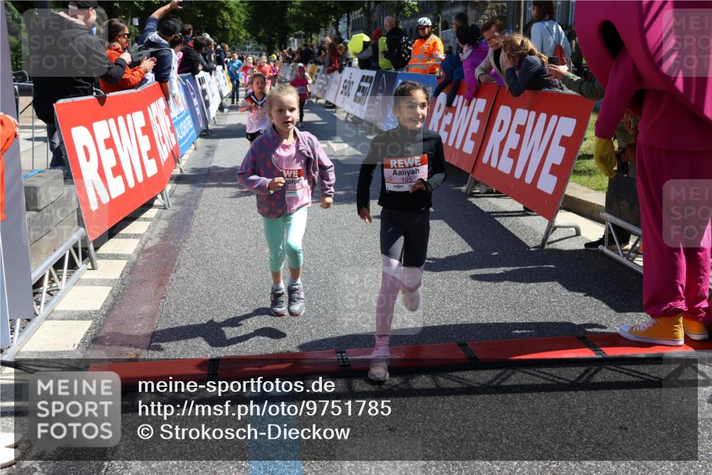 14.06.2026 - REWE Women's Run Strokosch-Dieckow http://msf.ph/oto/9751785 14.06.2026 11:38:41 Ziel 139, 150, 186, 195, 197, 210, 212, 216, 240, 274, 279, 297, 300, 317, 327, 353, 371 meine-sportfotos.de
