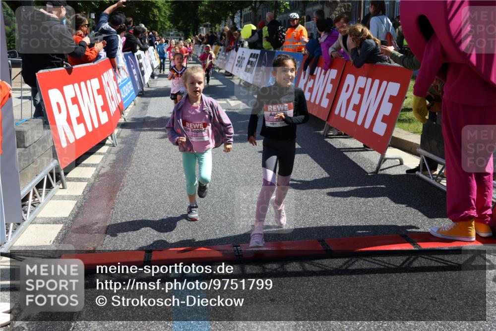 14.06.2026 - REWE Women's Run Strokosch-Dieckow http://msf.ph/oto/9751799 14.06.2026 11:38:41 Ziel 139, 150, 186, 195, 197, 210, 212, 216, 240, 274, 279, 297, 300, 317, 327, 353, 371 meine-sportfotos.de
