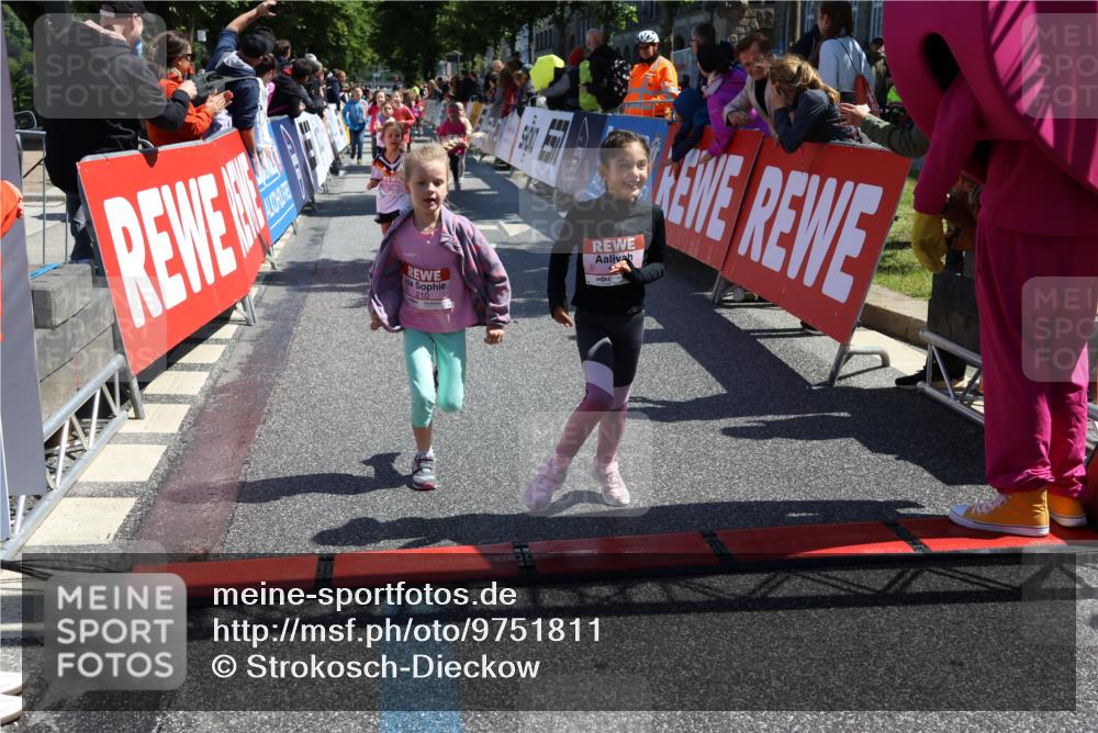 14.06.2026 - REWE Women's Run Strokosch-Dieckow http://msf.ph/oto/9751811 14.06.2026 11:38:40 Ziel 139, 150, 195, 199, 210, 212, 216, 240, 274, 279, 297, 300, 317, 327, 353, 371 meine-sportfotos.de