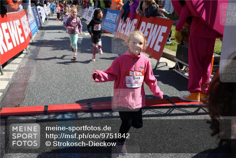 14.06.2026 - REWE Women's Run Strokosch-Dieckow http://msf.ph/oto/9751842 14.06.2026 11:38:39 Ziel 139, 150, 195, 199, 210, 212, 216, 240, 274, 279, 297, 300, 317, 327, 333, 353, 371 meine-sportfotos.de