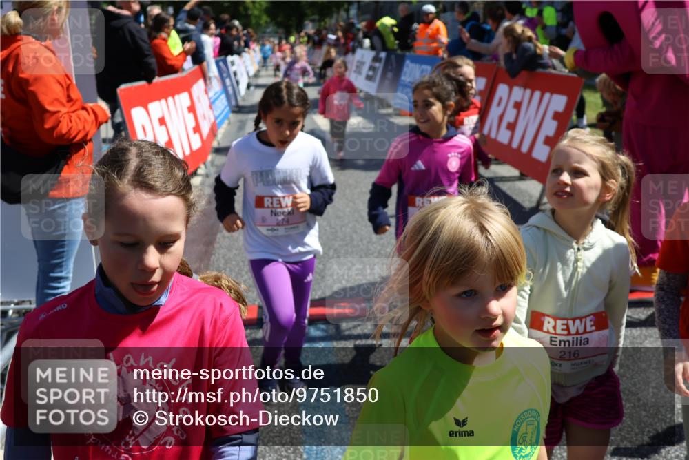 14.06.2026 - REWE Women's Run Strokosch-Dieckow http://msf.ph/oto/9751850 14.06.2026 11:38:37 Ziel 139, 150, 195, 199, 210, 212, 216, 240, 274, 279, 297, 300, 317, 327, 333, 353 meine-sportfotos.de