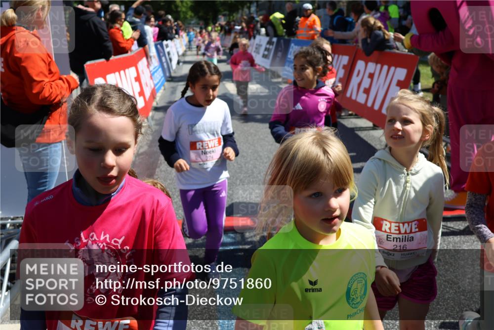 14.06.2026 - REWE Women's Run Strokosch-Dieckow http://msf.ph/oto/9751860 14.06.2026 11:38:37 Ziel 139, 150, 195, 199, 210, 212, 216, 240, 274, 279, 297, 300, 317, 327, 333, 353 meine-sportfotos.de