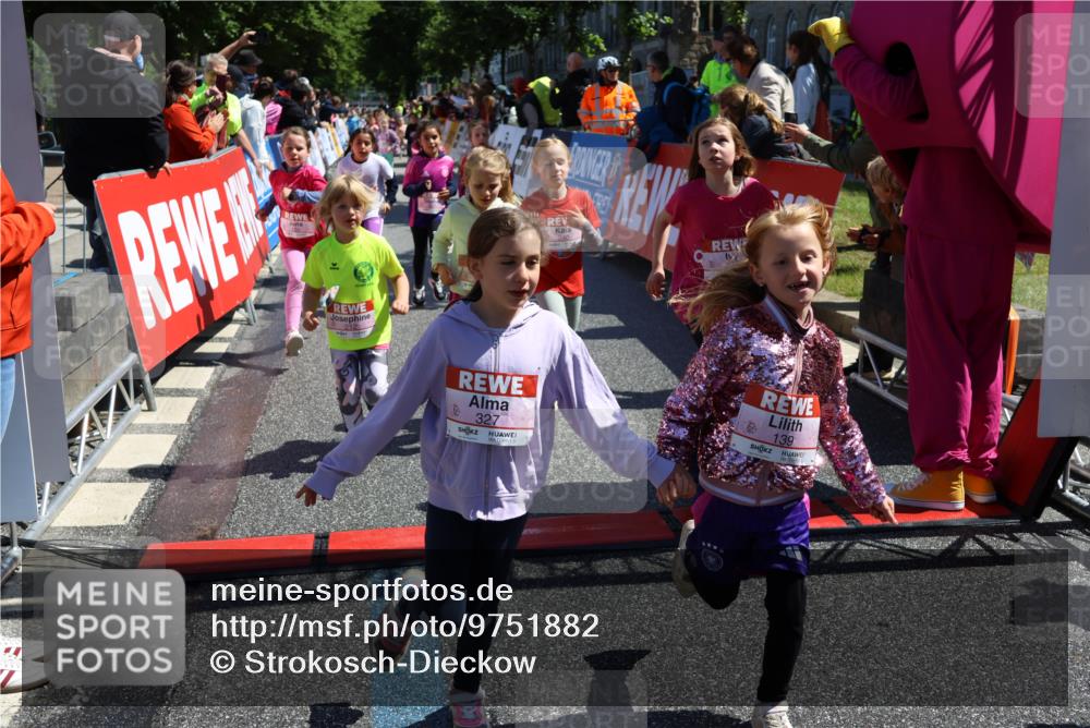 14.06.2026 - REWE Women's Run Strokosch-Dieckow http://msf.ph/oto/9751882 14.06.2026 11:38:35 Ziel 139, 150, 199, 212, 216, 240, 246, 261, 274, 279, 283, 297, 300, 317, 327, 333, 353 meine-sportfotos.de