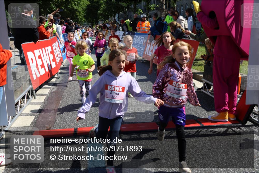14.06.2026 - REWE Women's Run Strokosch-Dieckow http://msf.ph/oto/9751893 14.06.2026 11:38:35 Ziel 139, 150, 199, 212, 216, 240, 246, 261, 274, 279, 283, 297, 300, 317, 327, 333, 353 meine-sportfotos.de