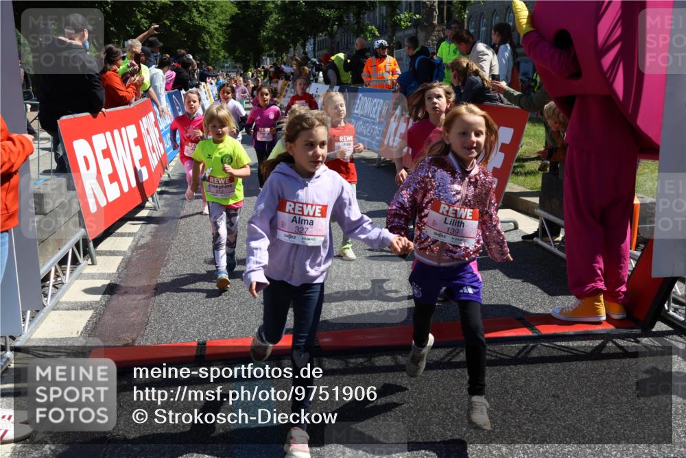 14.06.2026 - REWE Women's Run Strokosch-Dieckow http://msf.ph/oto/9751906 14.06.2026 11:38:35 Ziel 139, 150, 199, 212, 216, 240, 246, 261, 274, 279, 283, 297, 300, 317, 327, 333, 353 meine-sportfotos.de