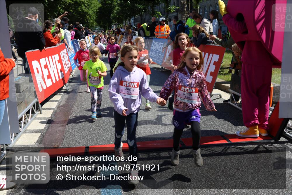 14.06.2026 - REWE Women's Run Strokosch-Dieckow http://msf.ph/oto/9751921 14.06.2026 11:38:35 Ziel 139, 150, 199, 212, 216, 240, 246, 261, 274, 279, 283, 297, 300, 317, 327, 333, 353 meine-sportfotos.de