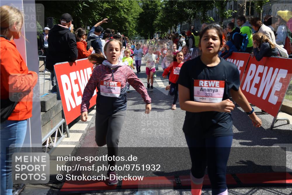 14.06.2026 - REWE Women's Run Strokosch-Dieckow http://msf.ph/oto/9751932 14.06.2026 11:38:32 Ziel 139, 150, 190, 199, 212, 216, 221, 240, 246, 261, 279, 283, 300, 303, 304, 306, 327, 333 meine-sportfotos.de