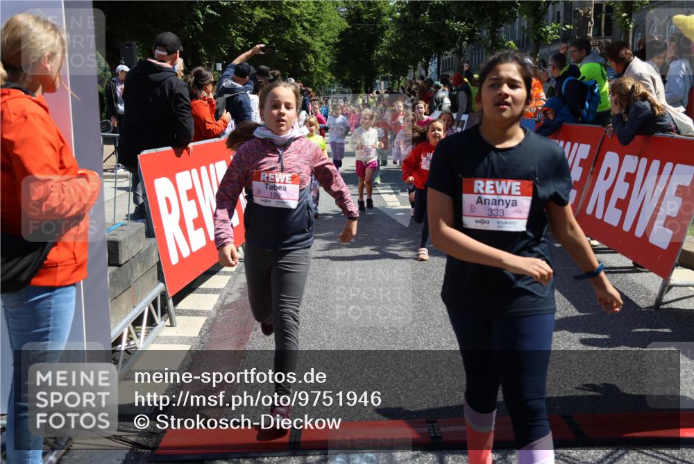 14.06.2026 - REWE Women's Run Strokosch-Dieckow http://msf.ph/oto/9751946 14.06.2026 11:38:32 Ziel 139, 150, 190, 199, 212, 216, 221, 240, 246, 261, 279, 283, 300, 303, 304, 306, 327, 333 meine-sportfotos.de