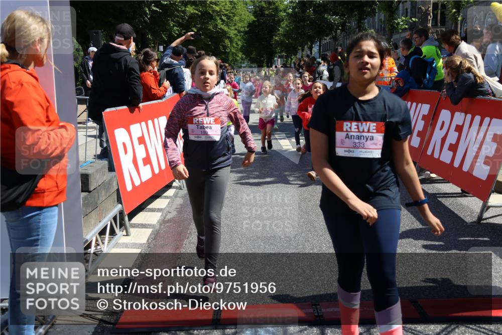 14.06.2026 - REWE Women's Run Strokosch-Dieckow http://msf.ph/oto/9751956 14.06.2026 11:38:32 Ziel 139, 150, 190, 199, 212, 216, 221, 240, 246, 261, 279, 283, 300, 303, 304, 306, 327, 333 meine-sportfotos.de
