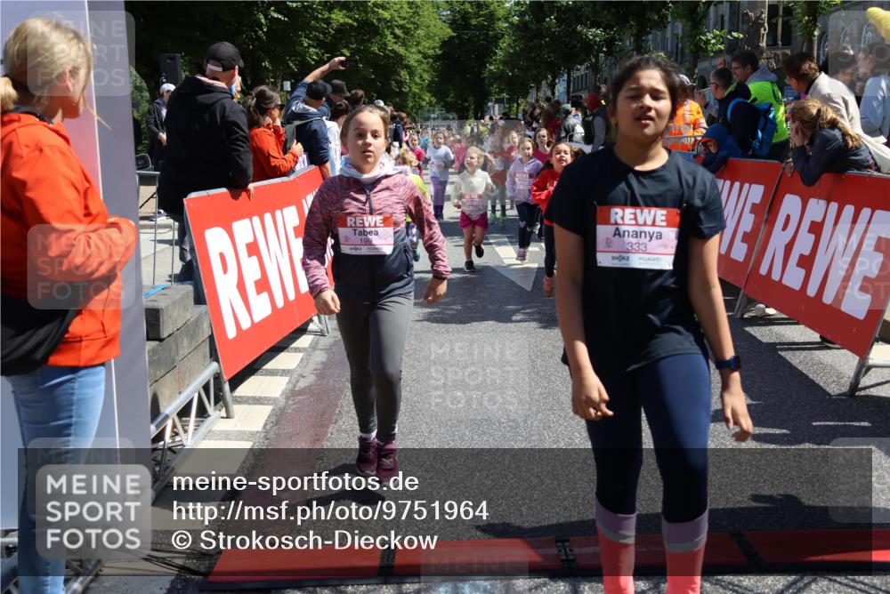 14.06.2026 - REWE Women's Run Strokosch-Dieckow http://msf.ph/oto/9751964 14.06.2026 11:38:32 Ziel 139, 150, 190, 199, 212, 216, 221, 240, 246, 261, 279, 283, 300, 303, 304, 306, 327, 333 meine-sportfotos.de