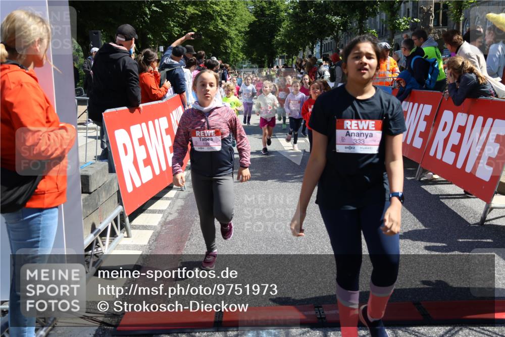 14.06.2026 - REWE Women's Run Strokosch-Dieckow http://msf.ph/oto/9751973 14.06.2026 11:38:32 Ziel 139, 150, 190, 199, 212, 216, 221, 240, 246, 261, 279, 283, 300, 303, 304, 306, 327, 333 meine-sportfotos.de