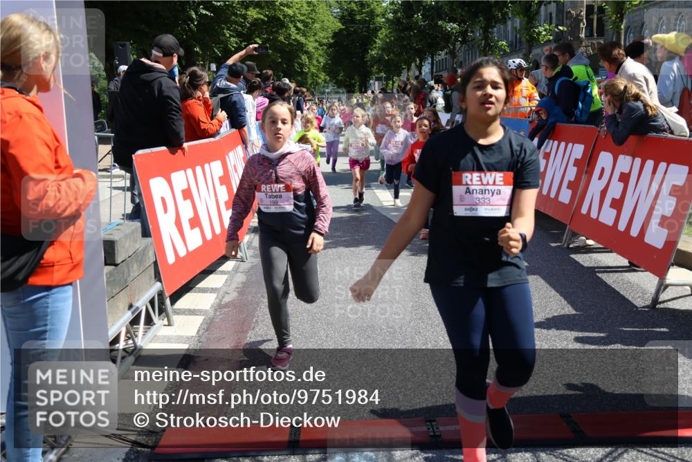 14.06.2026 - REWE Women's Run Strokosch-Dieckow http://msf.ph/oto/9751984 14.06.2026 11:38:32 Ziel 139, 150, 190, 199, 212, 216, 221, 240, 246, 261, 279, 283, 300, 303, 304, 306, 327, 333 meine-sportfotos.de