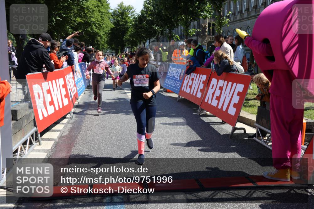 14.06.2026 - REWE Women's Run Strokosch-Dieckow http://msf.ph/oto/9751996 14.06.2026 11:38:31 Ziel 139, 146, 190, 199, 212, 221, 240, 246, 261, 279, 280, 283, 300, 303, 304, 306, 327, 333 meine-sportfotos.de