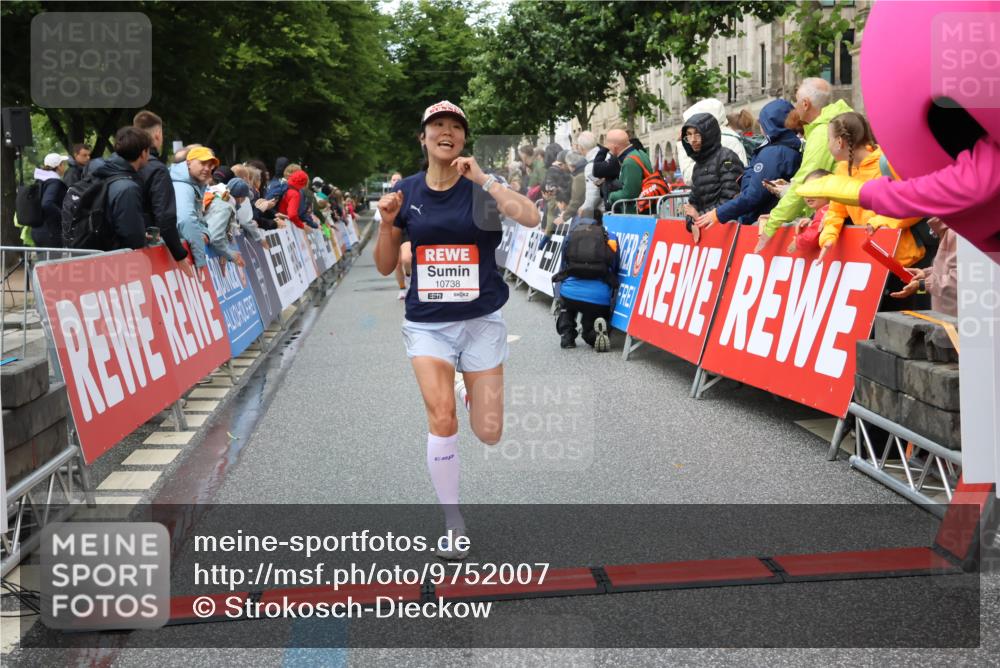 14.06.2026 - REWE Women's Run Strokosch-Dieckow http://msf.ph/oto/9752007 14.06.2026 09:49:59 Ziel 10281, 10322, 10738, 10885, 11408 meine-sportfotos.de