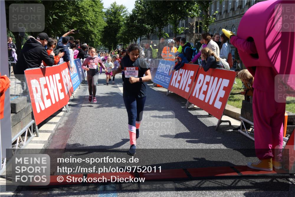 14.06.2026 - REWE Women's Run Strokosch-Dieckow http://msf.ph/oto/9752011 14.06.2026 11:38:31 Ziel 139, 146, 190, 199, 212, 221, 240, 246, 261, 279, 280, 283, 300, 303, 304, 306, 327, 333 meine-sportfotos.de
