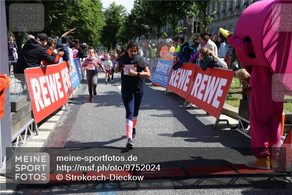 14.06.2026 - REWE Women's Run Strokosch-Dieckow http://msf.ph/oto/9752024 14.06.2026 11:38:31 Ziel 139, 146, 190, 199, 212, 221, 240, 246, 261, 279, 280, 283, 300, 303, 304, 306, 327, 333 meine-sportfotos.de