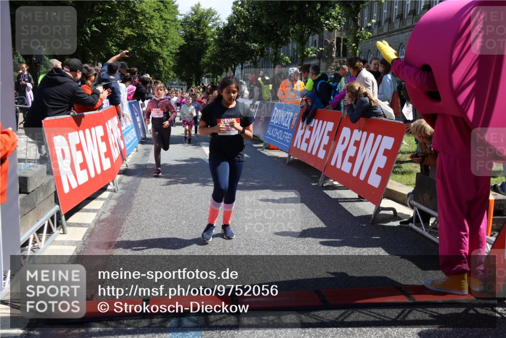 14.06.2026 - REWE Women's Run Strokosch-Dieckow http://msf.ph/oto/9752056 14.06.2026 11:38:30 Ziel 139, 146, 152, 190, 199, 221, 238, 246, 261, 280, 283, 300, 303, 304, 306, 327, 333 meine-sportfotos.de