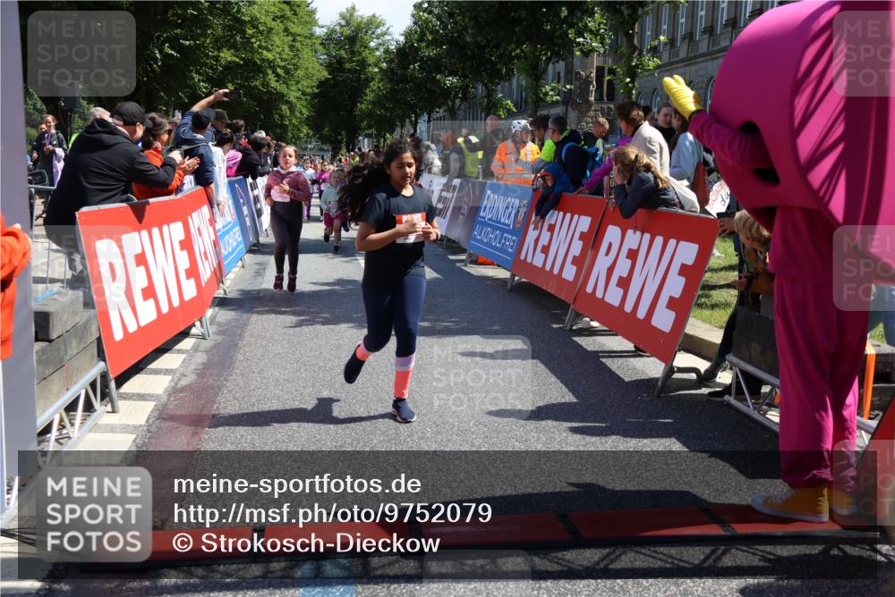 14.06.2026 - REWE Women's Run Strokosch-Dieckow http://msf.ph/oto/9752079 14.06.2026 11:38:30 Ziel 139, 146, 152, 190, 199, 221, 238, 246, 261, 280, 283, 300, 303, 304, 306, 327, 333 meine-sportfotos.de