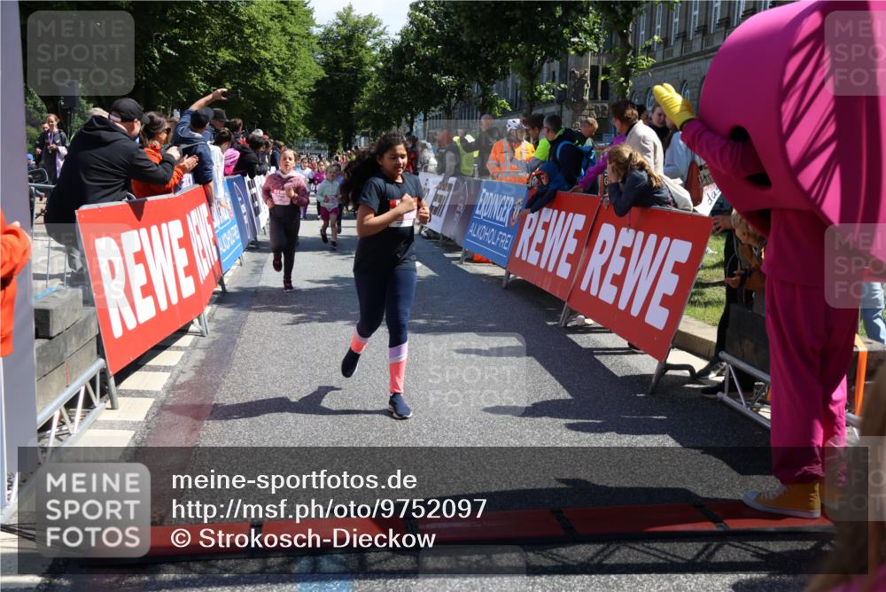 14.06.2026 - REWE Women's Run Strokosch-Dieckow http://msf.ph/oto/9752097 14.06.2026 11:38:30 Ziel 139, 146, 152, 190, 199, 221, 238, 246, 261, 280, 283, 300, 303, 304, 306, 327, 333 meine-sportfotos.de