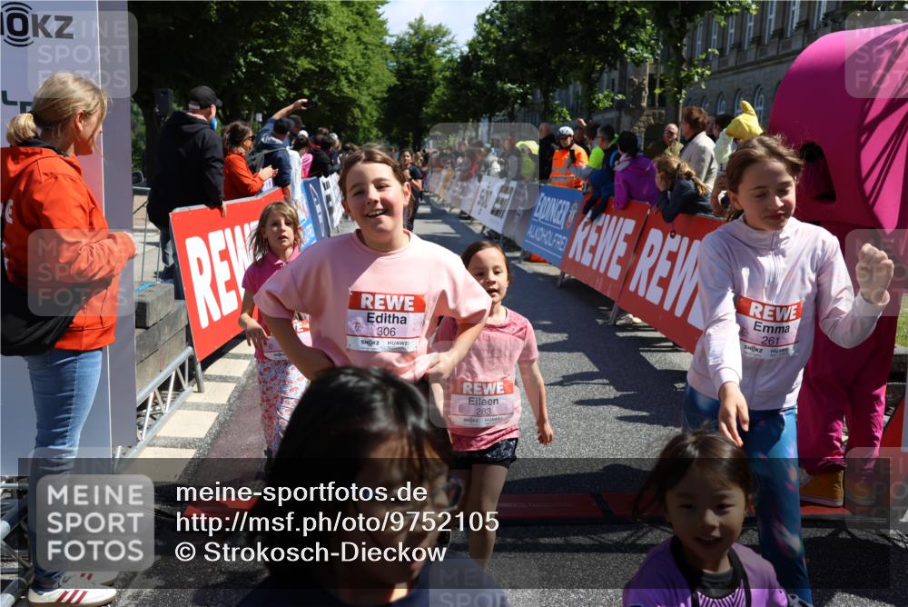 14.06.2026 - REWE Women's Run Strokosch-Dieckow http://msf.ph/oto/9752105 14.06.2026 11:38:27 Ziel 129, 130, 146, 152, 153, 181, 190, 208, 221, 238, 244, 246, 261, 280, 283, 303, 304, 306, 333 meine-sportfotos.de