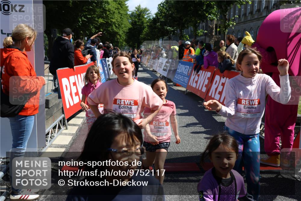 14.06.2026 - REWE Women's Run Strokosch-Dieckow http://msf.ph/oto/9752117 14.06.2026 11:38:27 Ziel 129, 130, 146, 152, 153, 181, 190, 208, 221, 238, 244, 246, 261, 280, 283, 303, 304, 306, 333 meine-sportfotos.de