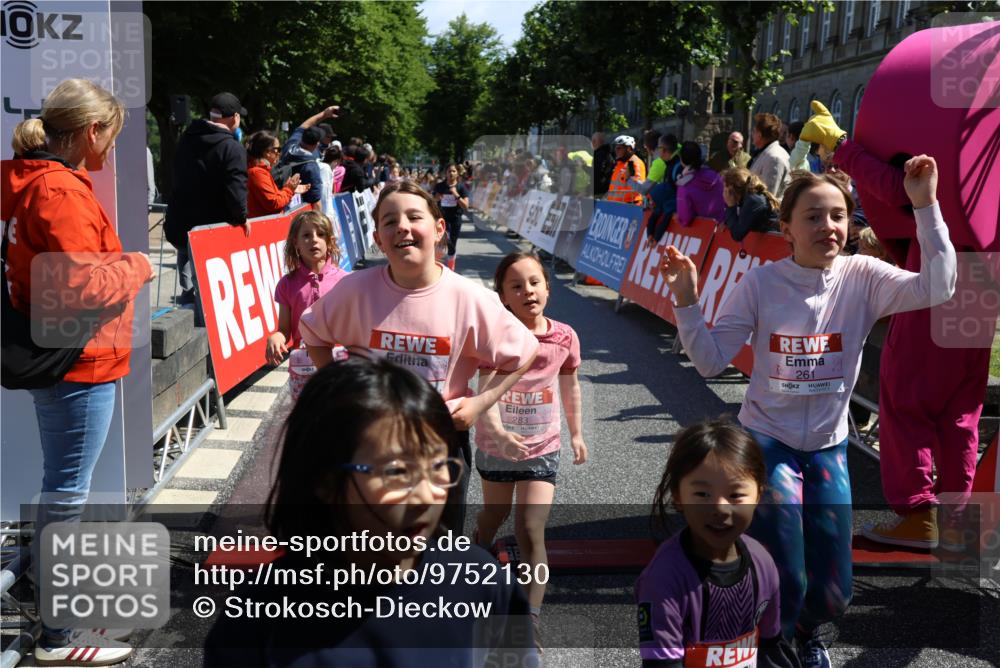 14.06.2026 - REWE Women's Run Strokosch-Dieckow http://msf.ph/oto/9752130 14.06.2026 11:38:27 Ziel 129, 130, 146, 152, 153, 181, 190, 208, 221, 238, 244, 246, 261, 280, 283, 303, 304, 306, 333 meine-sportfotos.de