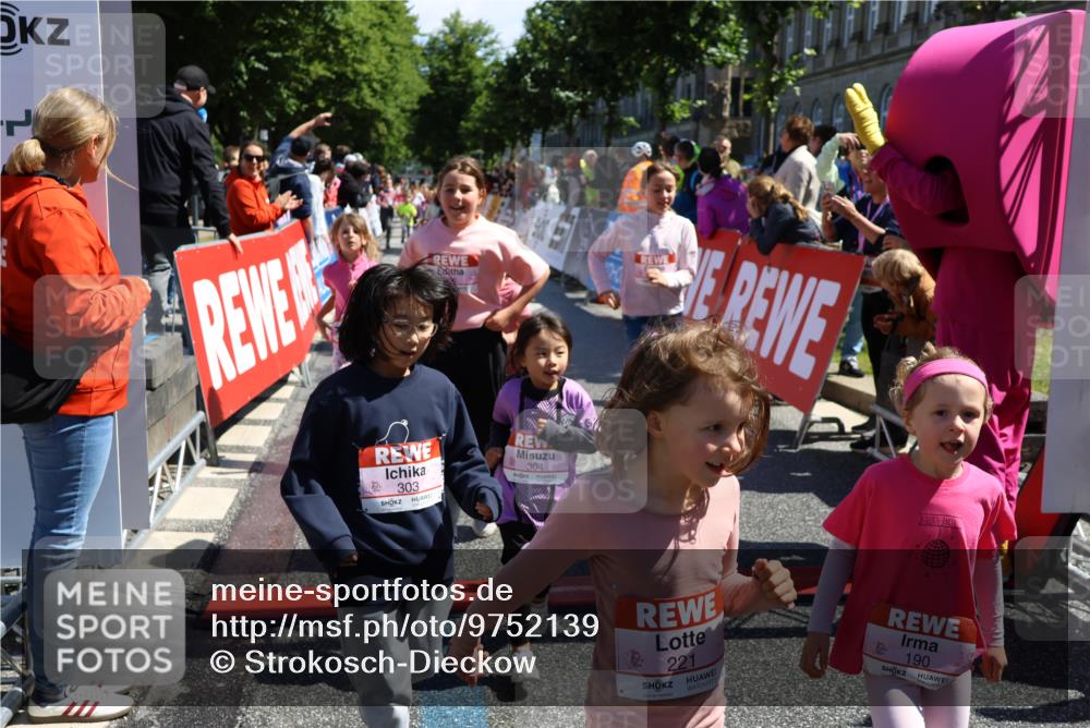 14.06.2026 - REWE Women's Run Strokosch-Dieckow http://msf.ph/oto/9752139 14.06.2026 11:38:26 Ziel 129, 130, 146, 152, 153, 160, 181, 190, 208, 221, 238, 244, 246, 261, 280, 283, 303, 304, 306 meine-sportfotos.de