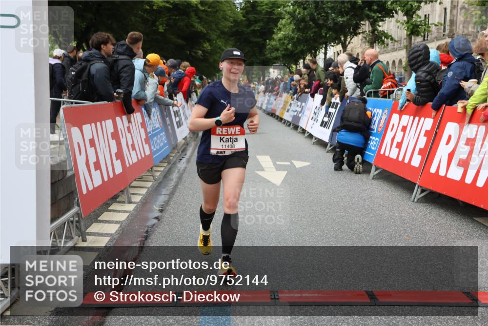 14.06.2026 - REWE Women's Run Strokosch-Dieckow http://msf.ph/oto/9752144 14.06.2026 09:49:51 Ziel 10102, 11287, 11408 meine-sportfotos.de