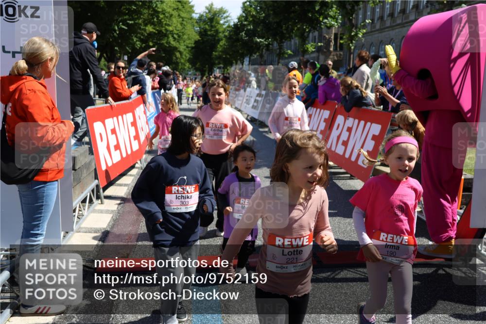 14.06.2026 - REWE Women's Run Strokosch-Dieckow http://msf.ph/oto/9752159 14.06.2026 11:38:26 Ziel 129, 130, 146, 152, 153, 160, 181, 190, 208, 221, 238, 244, 246, 261, 280, 283, 303, 304, 306 meine-sportfotos.de