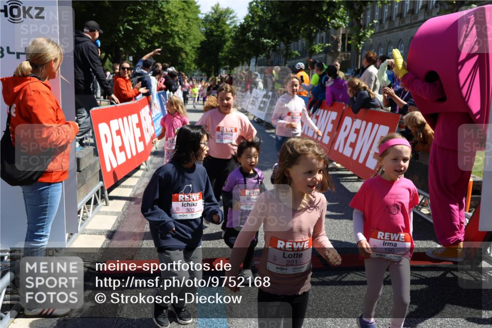 14.06.2026 - REWE Women's Run Strokosch-Dieckow http://msf.ph/oto/9752168 14.06.2026 11:38:26 Ziel 129, 130, 146, 152, 153, 160, 181, 190, 208, 221, 238, 244, 246, 261, 280, 283, 303, 304, 306 meine-sportfotos.de