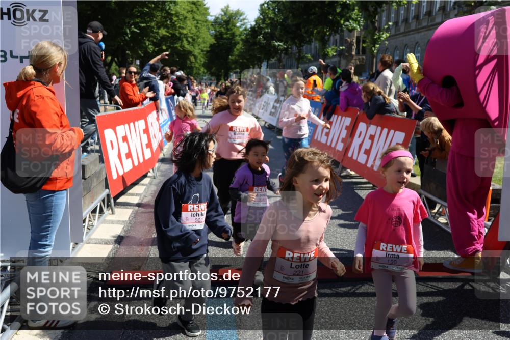 14.06.2026 - REWE Women's Run Strokosch-Dieckow http://msf.ph/oto/9752177 14.06.2026 11:38:26 Ziel 129, 130, 146, 152, 153, 160, 181, 190, 208, 221, 238, 244, 246, 261, 280, 283, 303, 304, 306 meine-sportfotos.de