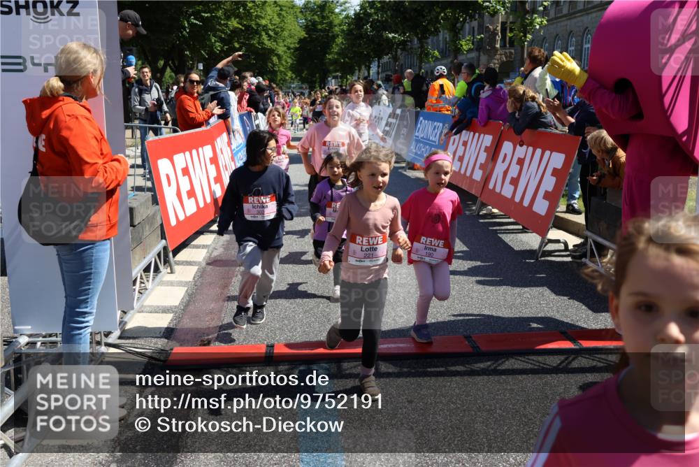 14.06.2026 - REWE Women's Run Strokosch-Dieckow http://msf.ph/oto/9752191 14.06.2026 11:38:25 Ziel 129, 130, 146, 152, 153, 160, 181, 185, 190, 208, 221, 238, 244, 246, 261, 280, 283, 303, 304, 306, 356 meine-sportfotos.de