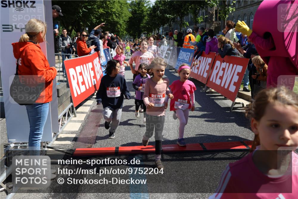 14.06.2026 - REWE Women's Run Strokosch-Dieckow http://msf.ph/oto/9752204 14.06.2026 11:38:25 Ziel 129, 130, 146, 152, 153, 160, 181, 185, 190, 208, 221, 238, 244, 246, 261, 280, 283, 303, 304, 306, 356 meine-sportfotos.de