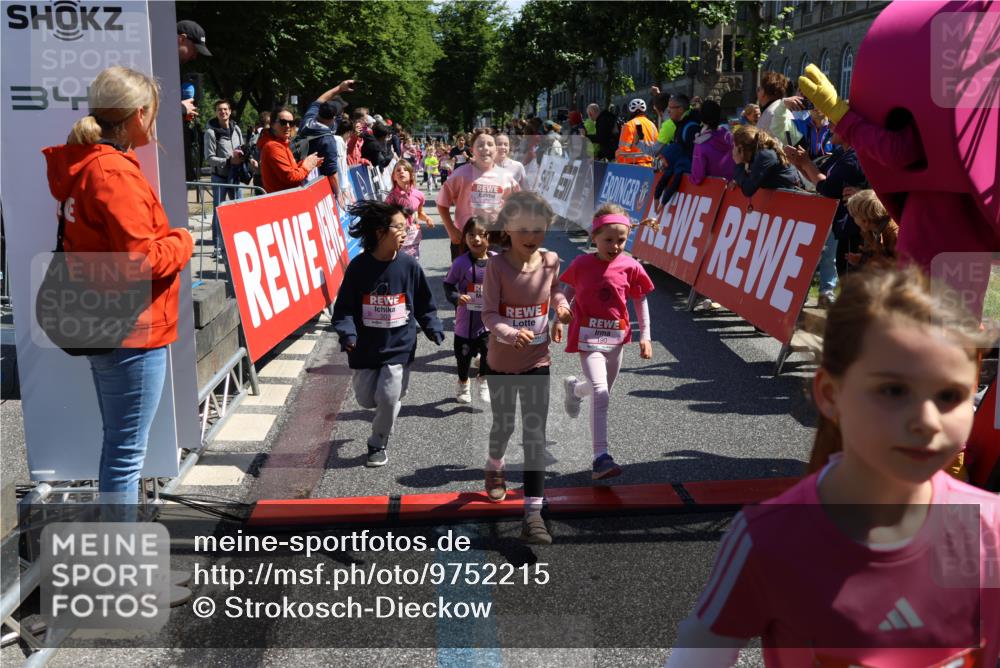 14.06.2026 - REWE Women's Run Strokosch-Dieckow http://msf.ph/oto/9752215 14.06.2026 11:38:25 Ziel 129, 130, 146, 152, 153, 160, 181, 185, 190, 208, 221, 238, 244, 246, 261, 280, 283, 303, 304, 306, 356 meine-sportfotos.de
