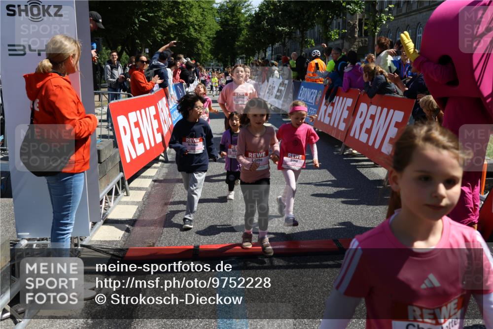 14.06.2026 - REWE Women's Run Strokosch-Dieckow http://msf.ph/oto/9752228 14.06.2026 11:38:25 Ziel 129, 130, 146, 152, 153, 160, 181, 185, 190, 208, 221, 238, 244, 246, 261, 280, 283, 303, 304, 306, 356 meine-sportfotos.de