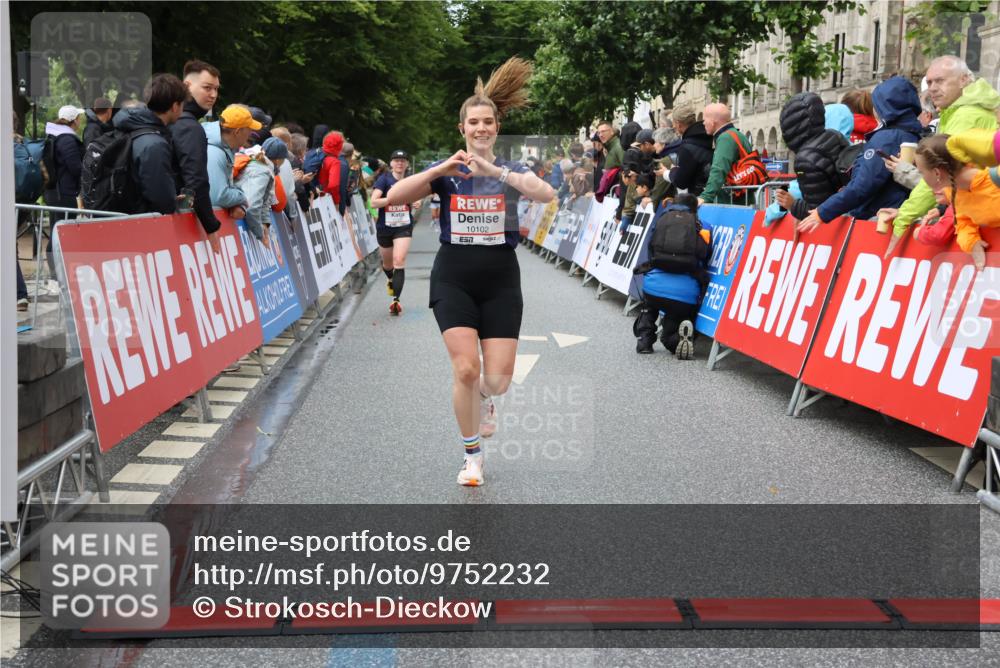 14.06.2026 - REWE Women's Run Strokosch-Dieckow http://msf.ph/oto/9752232 14.06.2026 09:49:47 Ziel 10102, 10650, 11287, 11408 meine-sportfotos.de