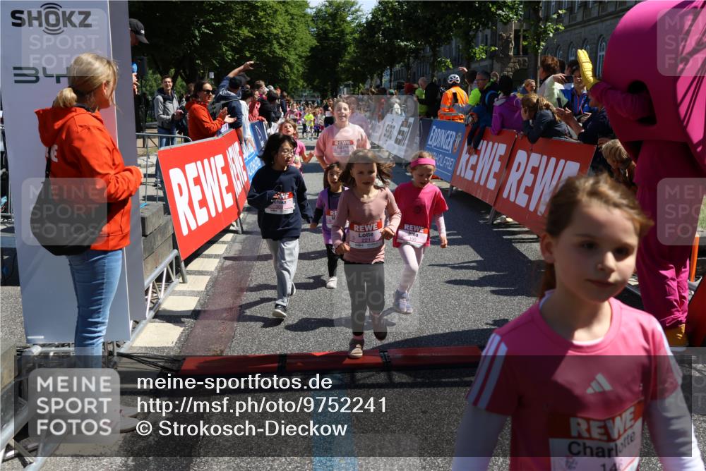 14.06.2026 - REWE Women's Run Strokosch-Dieckow http://msf.ph/oto/9752241 14.06.2026 11:38:25 Ziel 129, 130, 146, 152, 153, 160, 181, 185, 190, 208, 221, 238, 244, 246, 261, 280, 283, 303, 304, 306, 356 meine-sportfotos.de