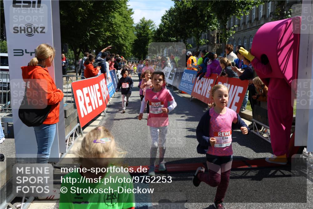 14.06.2026 - REWE Women's Run Strokosch-Dieckow http://msf.ph/oto/9752253 14.06.2026 11:38:23 Ziel 129, 130, 146, 152, 153, 160, 181, 185, 190, 208, 221, 238, 244, 246, 261, 273, 280, 283, 295, 296, 303, 304, 306, 316, 345, 356 meine-sportfotos.de