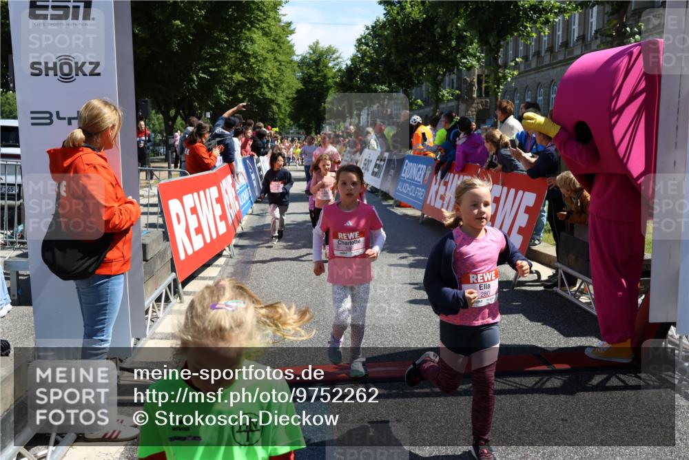 14.06.2026 - REWE Women's Run Strokosch-Dieckow http://msf.ph/oto/9752262 14.06.2026 11:38:23 Ziel 129, 130, 146, 152, 153, 160, 181, 185, 190, 208, 221, 238, 244, 246, 261, 273, 280, 283, 295, 296, 303, 304, 306, 316, 345, 356 meine-sportfotos.de