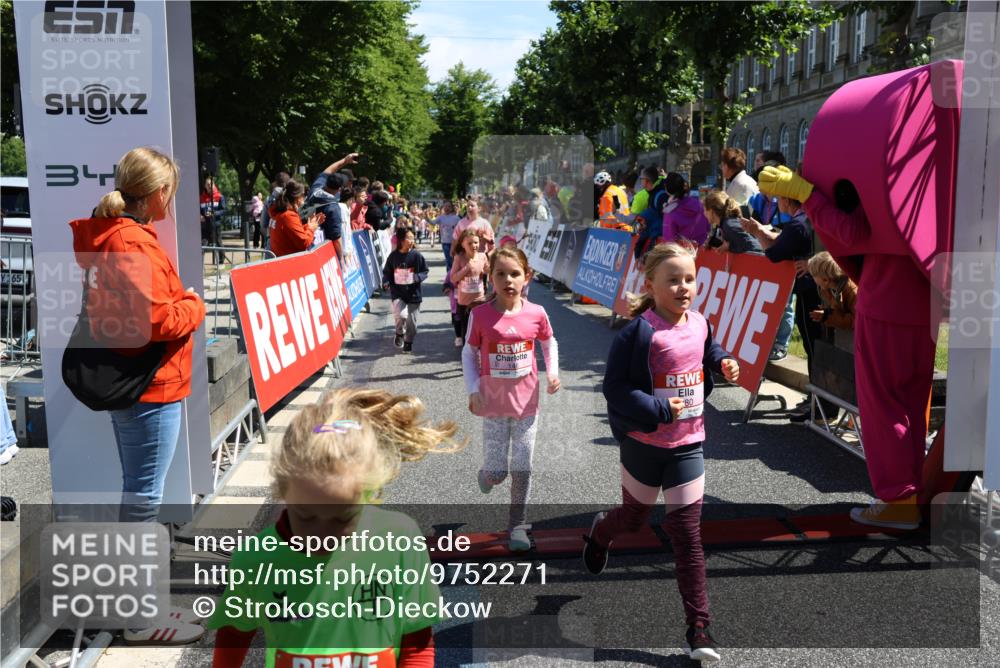 14.06.2026 - REWE Women's Run Strokosch-Dieckow http://msf.ph/oto/9752271 14.06.2026 11:38:23 Ziel 129, 130, 146, 152, 153, 160, 181, 185, 190, 208, 221, 238, 244, 246, 261, 273, 280, 283, 295, 296, 303, 304, 306, 316, 345, 356 meine-sportfotos.de