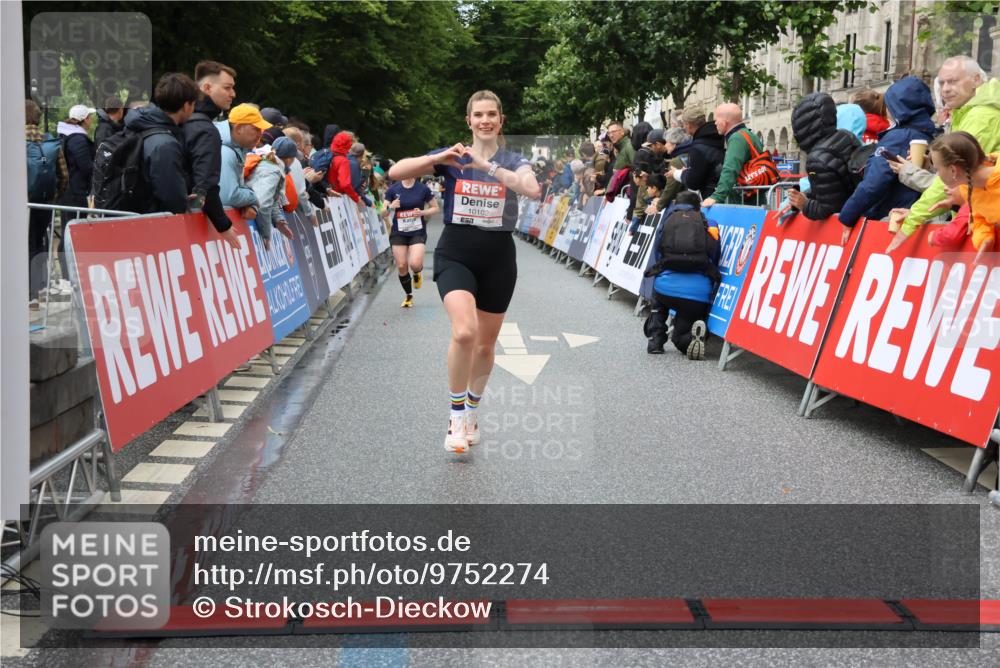 14.06.2026 - REWE Women's Run Strokosch-Dieckow http://msf.ph/oto/9752274 14.06.2026 09:49:47 Ziel 10102, 10650, 11287, 11408 meine-sportfotos.de