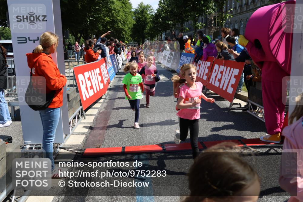 14.06.2026 - REWE Women's Run Strokosch-Dieckow http://msf.ph/oto/9752283 14.06.2026 11:38:22 Ziel 105, 129, 130, 146, 152, 153, 160, 181, 185, 190, 208, 221, 238, 244, 267, 273, 280, 295, 296, 303, 304, 306, 316, 345, 356 meine-sportfotos.de