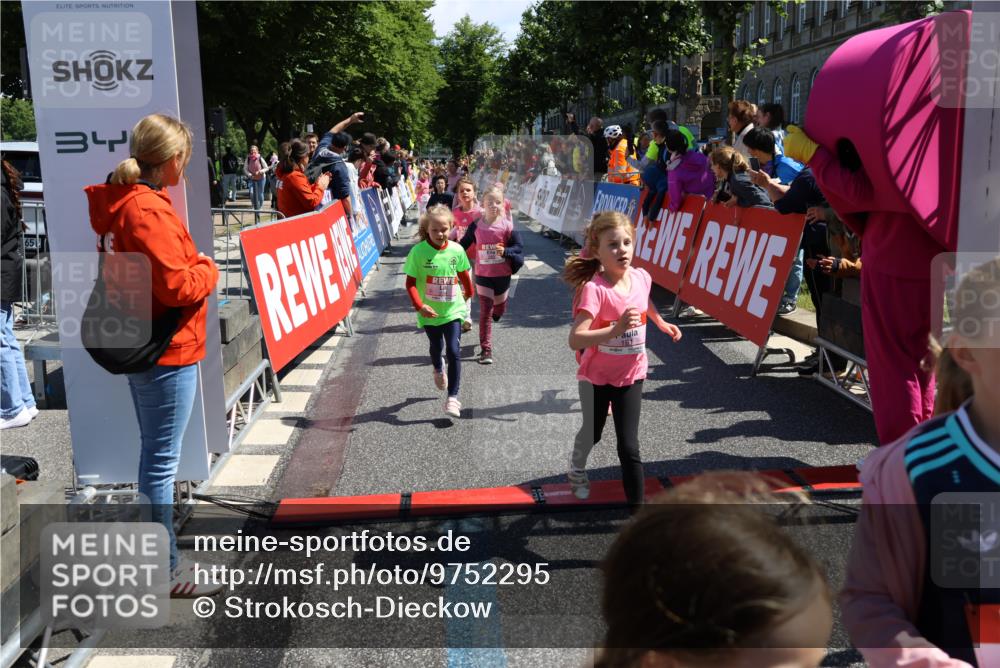 14.06.2026 - REWE Women's Run Strokosch-Dieckow http://msf.ph/oto/9752295 14.06.2026 11:38:22 Ziel 105, 129, 130, 146, 152, 153, 160, 181, 185, 190, 208, 221, 238, 244, 267, 273, 280, 295, 296, 303, 304, 306, 316, 345, 356 meine-sportfotos.de