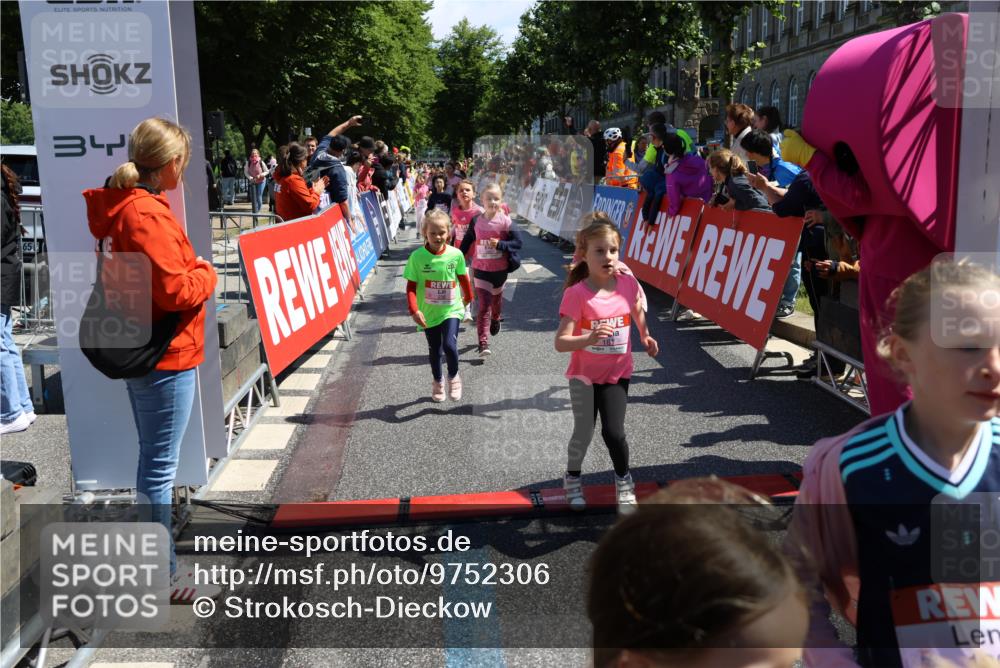 14.06.2026 - REWE Women's Run Strokosch-Dieckow http://msf.ph/oto/9752306 14.06.2026 11:38:21 Ziel 105, 129, 130, 146, 152, 153, 160, 181, 185, 189, 190, 208, 220, 221, 238, 241, 244, 252, 267, 273, 280, 295, 296, 303, 316, 345, 356 meine-sportfotos.de
