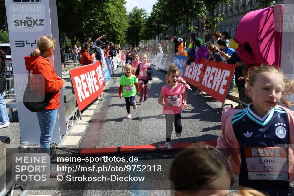 14.06.2026 - REWE Women's Run Strokosch-Dieckow http://msf.ph/oto/9752318 14.06.2026 11:38:21 Ziel 105, 129, 130, 146, 152, 153, 160, 181, 185, 189, 190, 208, 220, 221, 238, 241, 244, 252, 267, 273, 280, 295, 296, 303, 316, 345, 356 meine-sportfotos.de