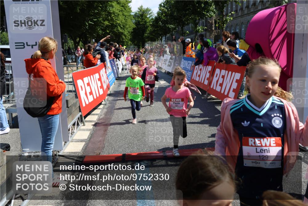 14.06.2026 - REWE Women's Run Strokosch-Dieckow http://msf.ph/oto/9752330 14.06.2026 11:38:21 Ziel 105, 129, 130, 146, 152, 153, 160, 181, 185, 189, 190, 208, 220, 221, 238, 241, 244, 252, 267, 273, 280, 295, 296, 303, 316, 345, 356 meine-sportfotos.de